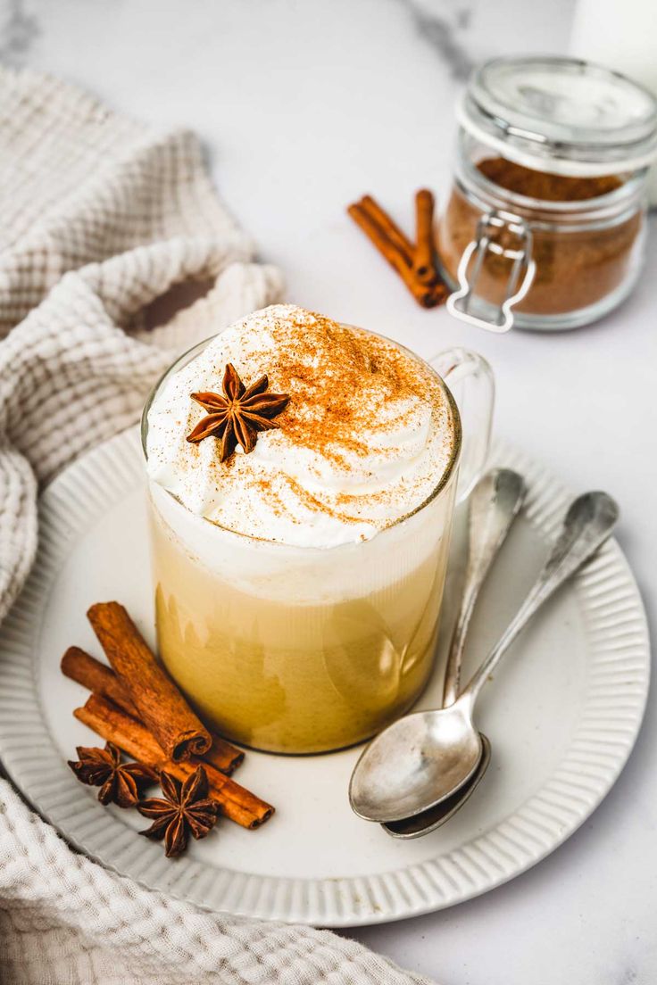 Tekvicové zázvorové latte: teplý nápoj bez rafinovaného cukru pre pohodlie